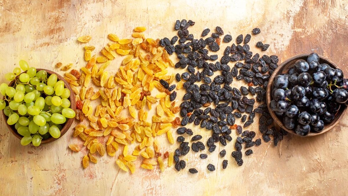 काली किशमिश का पानी पीने से दूर होती हैं महिलाओं की कई समस्याएं, इस तरह